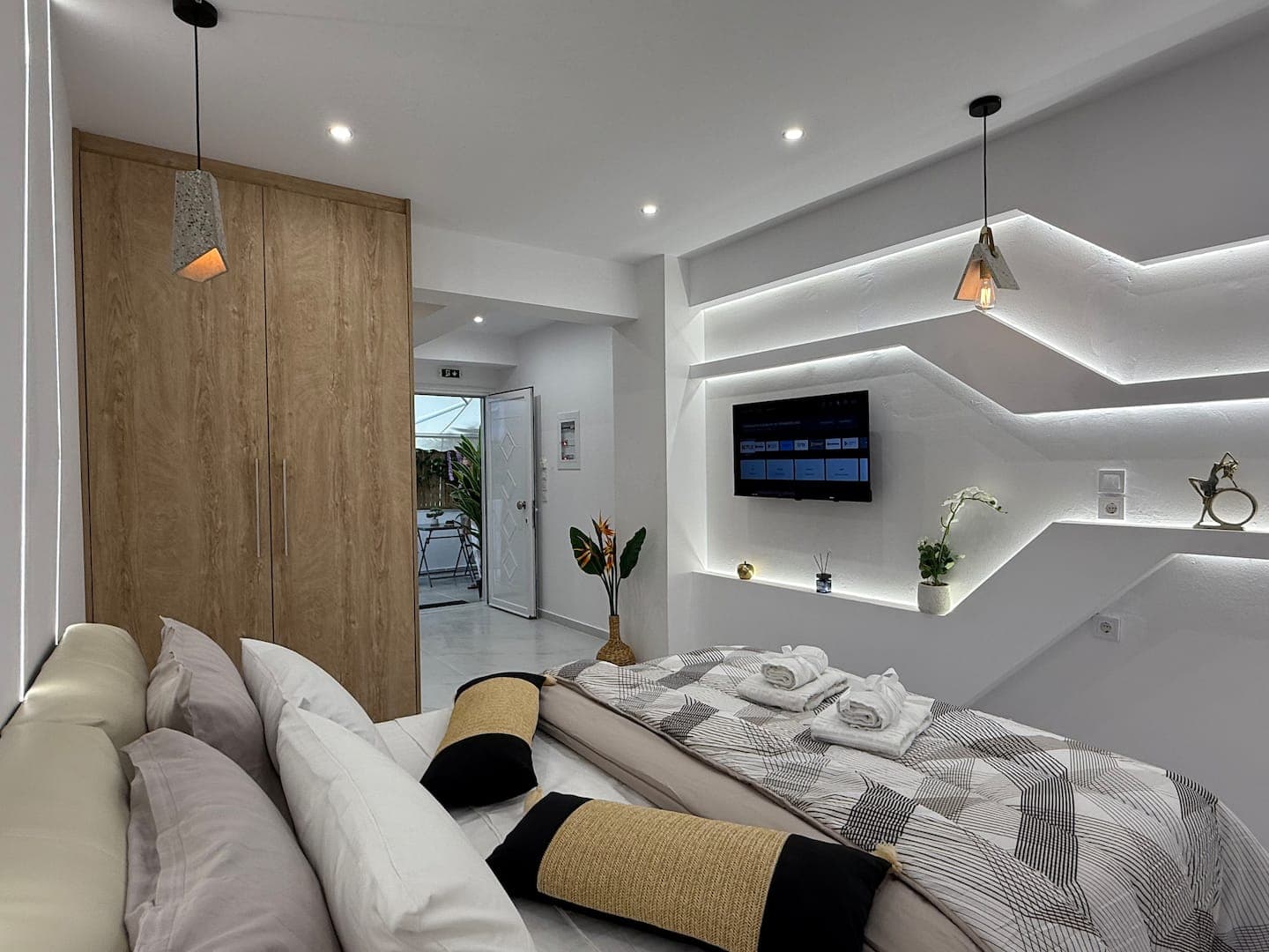 Stylish Athens Base near Acropolis & Metro