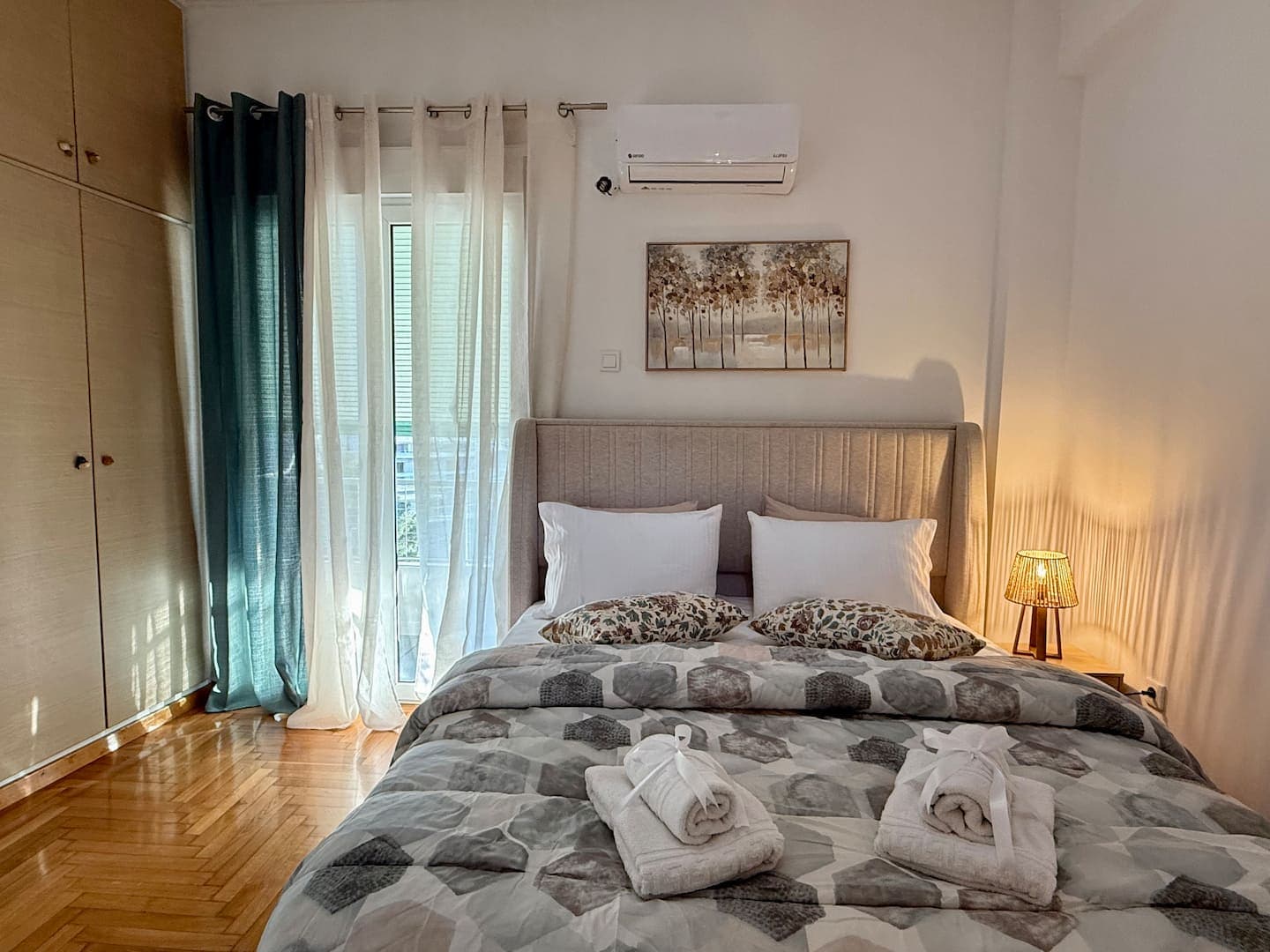 Modern 2BR | 2 min Metro | Walk to Acropolis photo 5