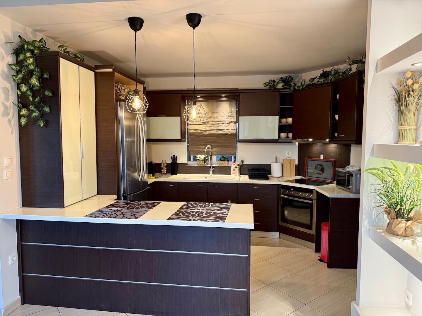Modern 2BR | 2 min Metro | Walk to Acropolis photo 6