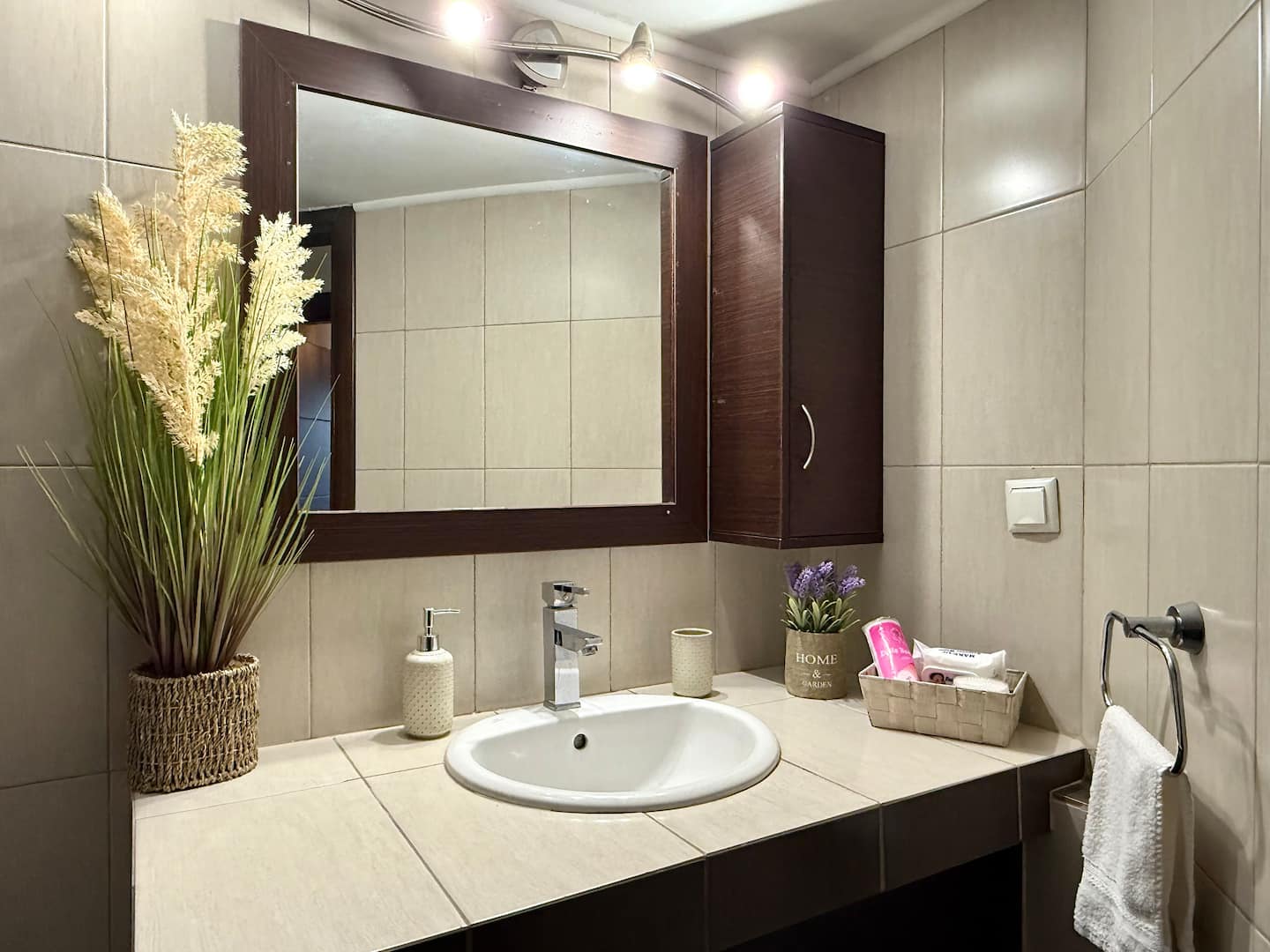 Modern 2BR | 2 min Metro | Walk to Acropolis photo 23