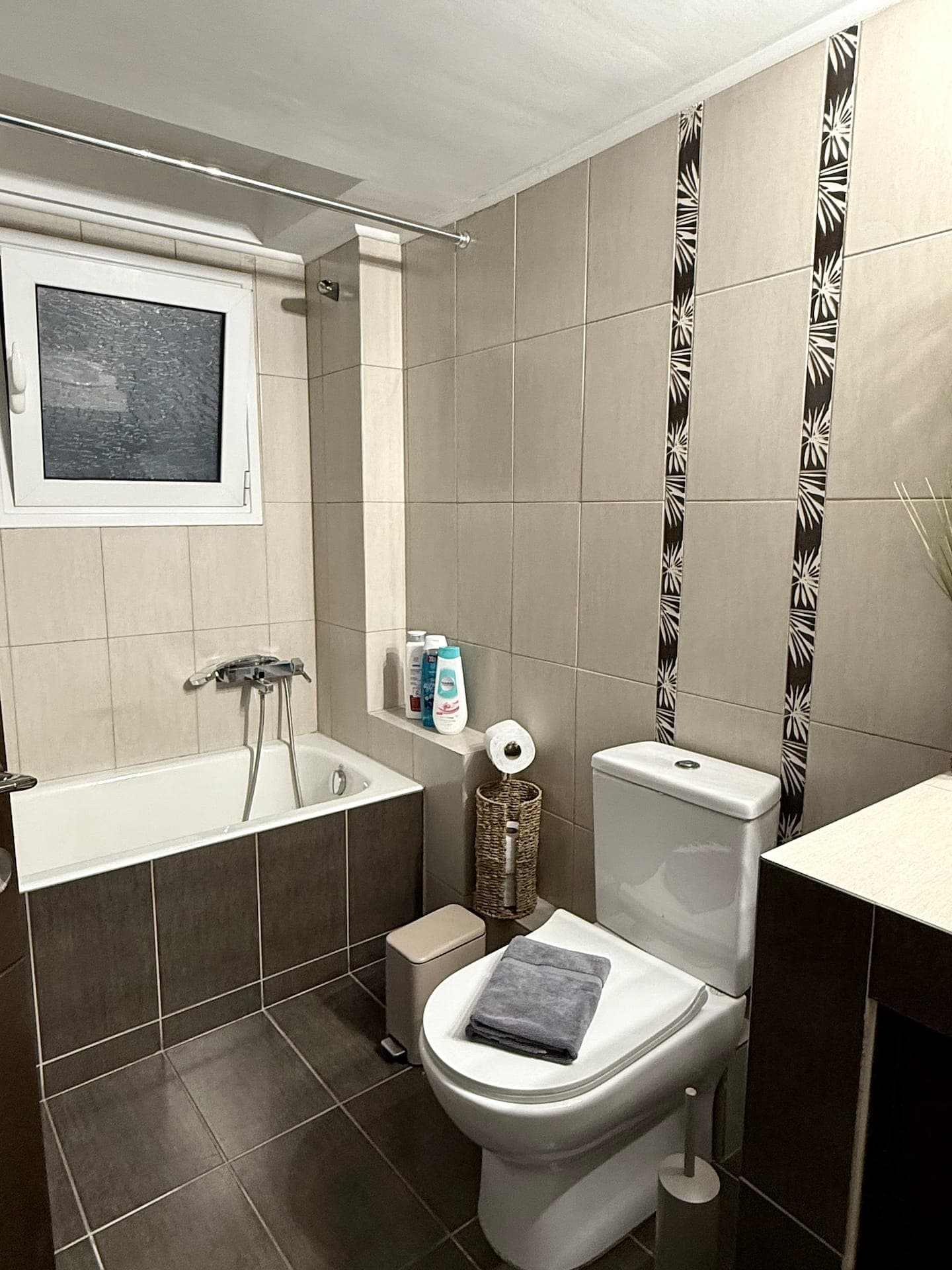 Modern 2BR | 2 min Metro | Walk to Acropolis photo 24