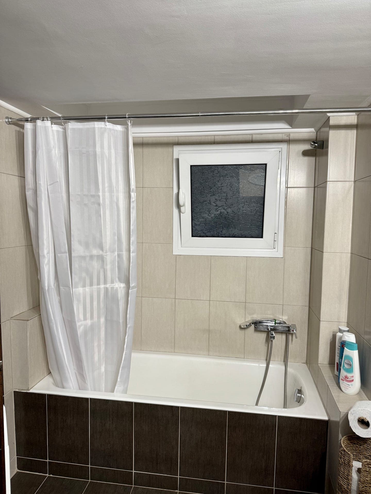 Modern 2BR | 2 min Metro | Walk to Acropolis photo 25