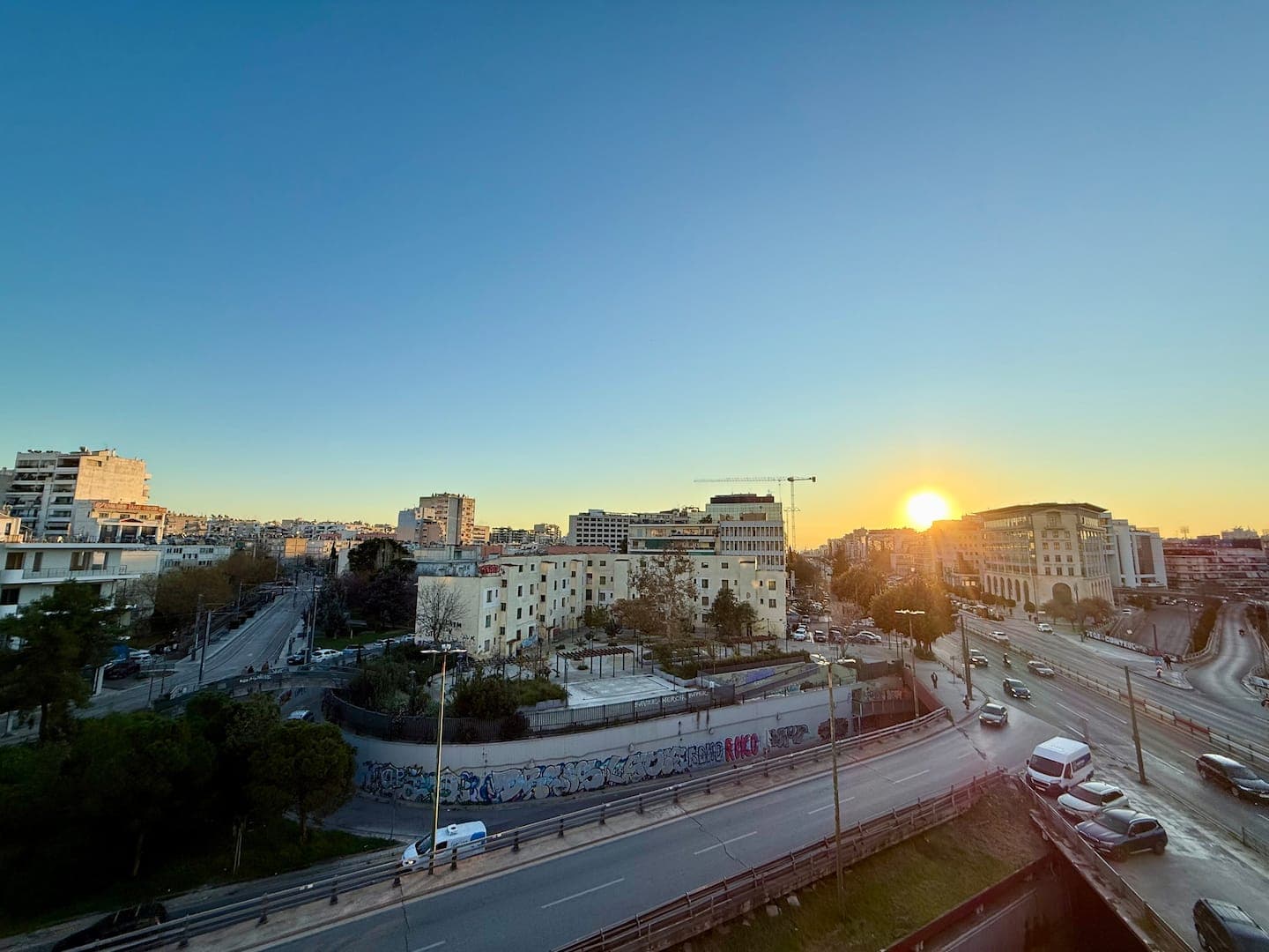 Modern 2BR | 2 min Metro | Walk to Acropolis photo 28