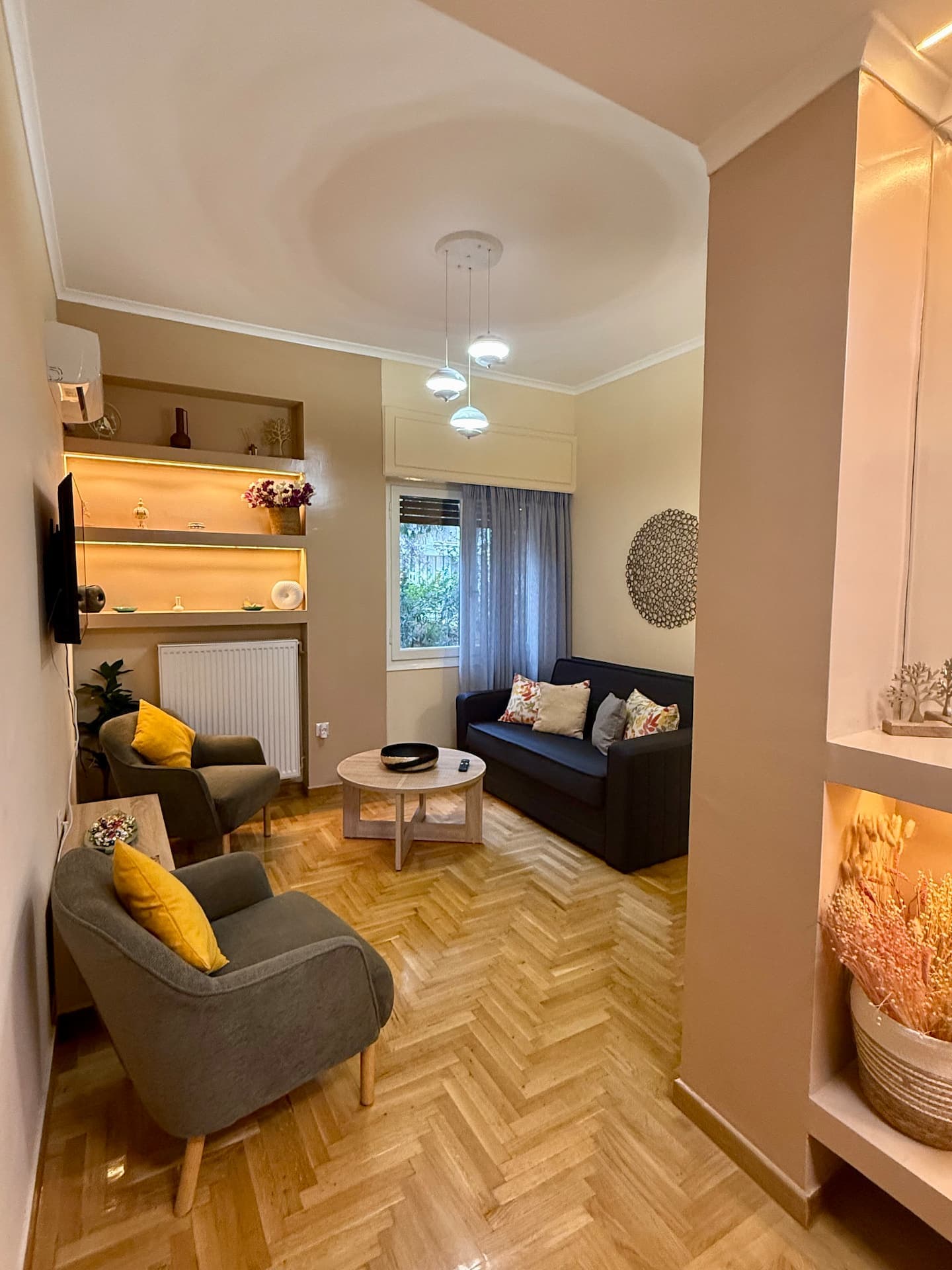 Bright Apt | Quiet | Near Metro | Fast WiFi photo 3