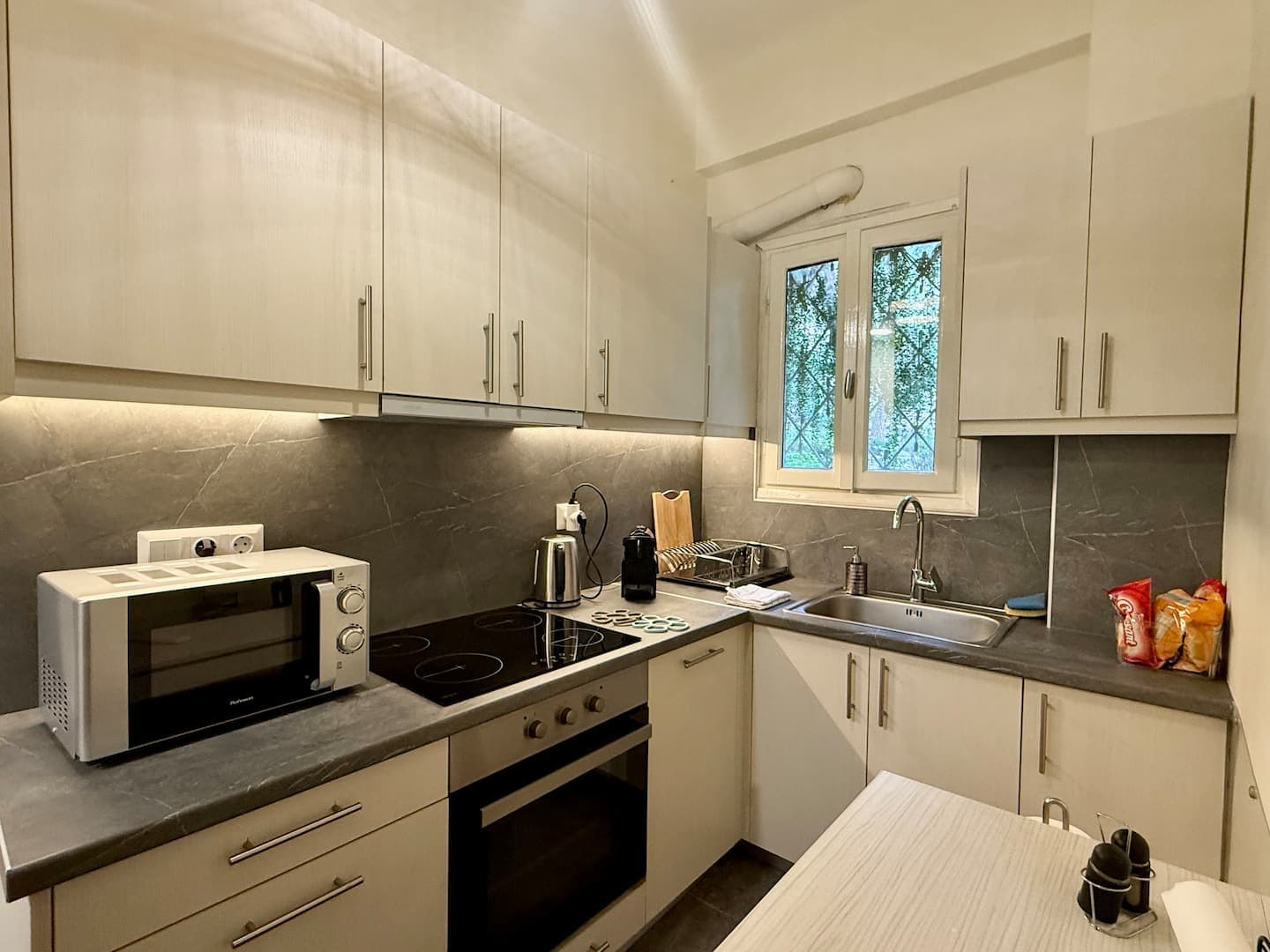 Bright Apt | Quiet | Near Metro | Fast WiFi photo 4