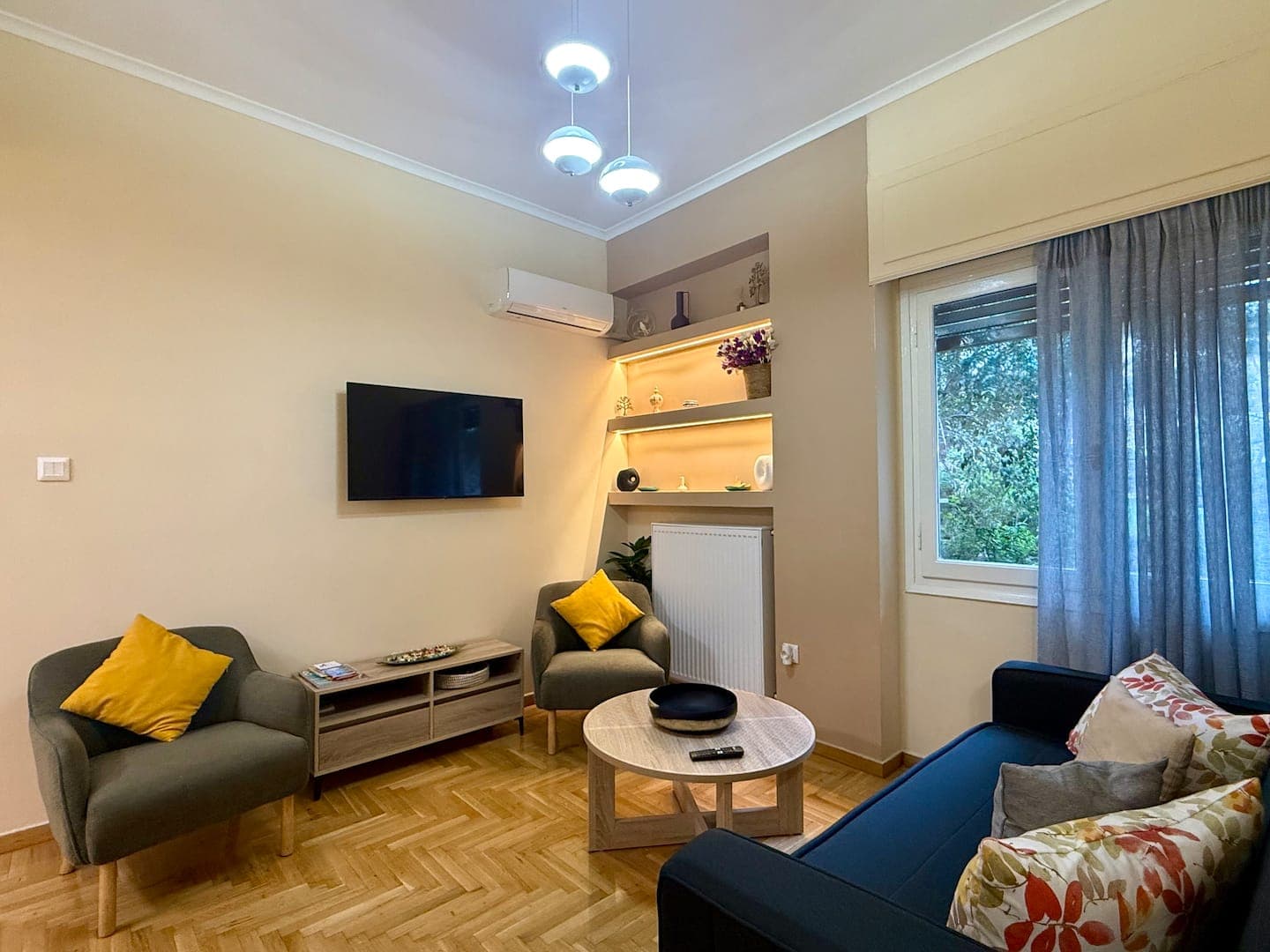 Bright Apt | Quiet | Near Metro | Fast WiFi photo 7