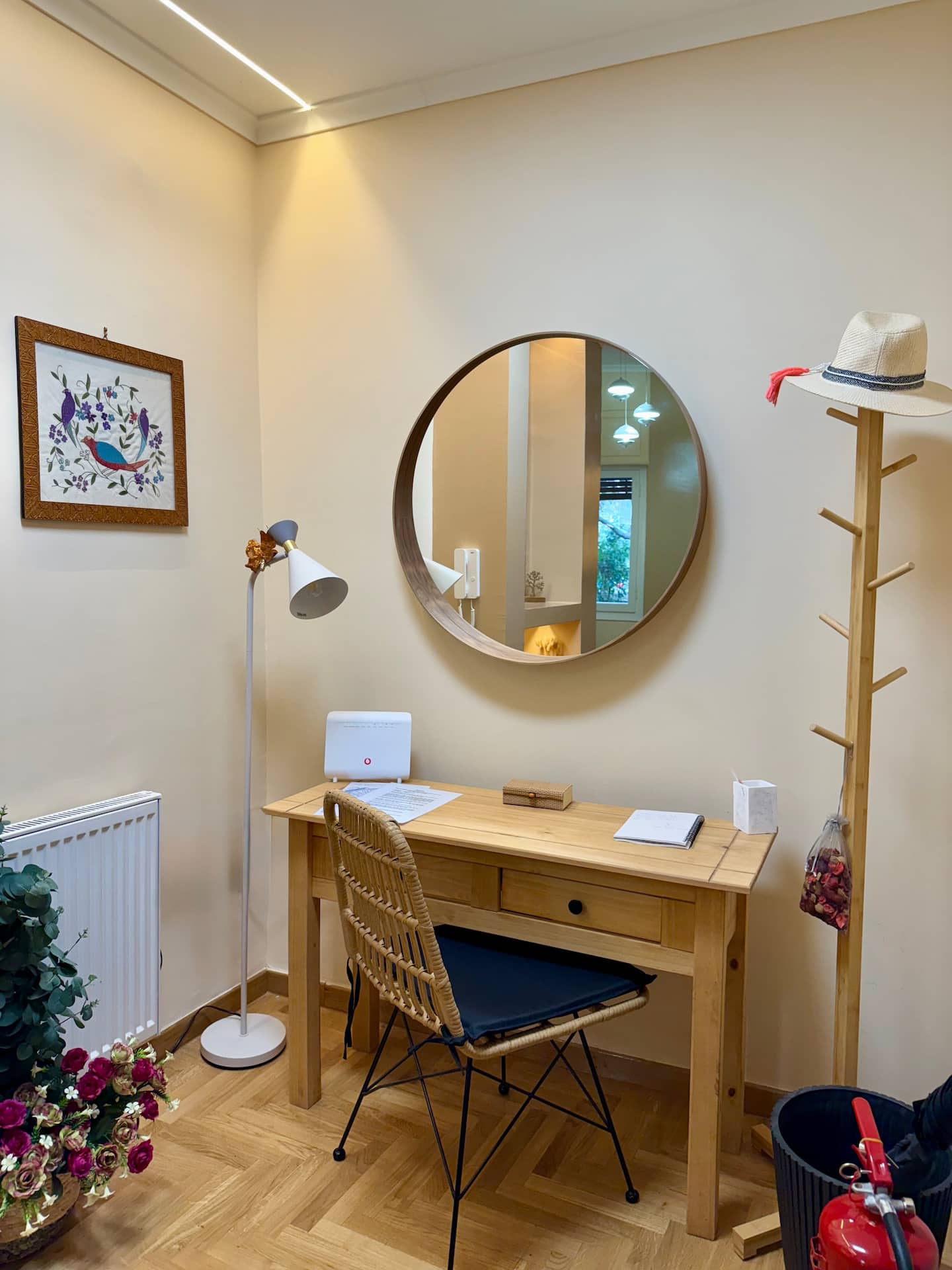 Bright Apt | Quiet | Near Metro | Fast WiFi photo 11