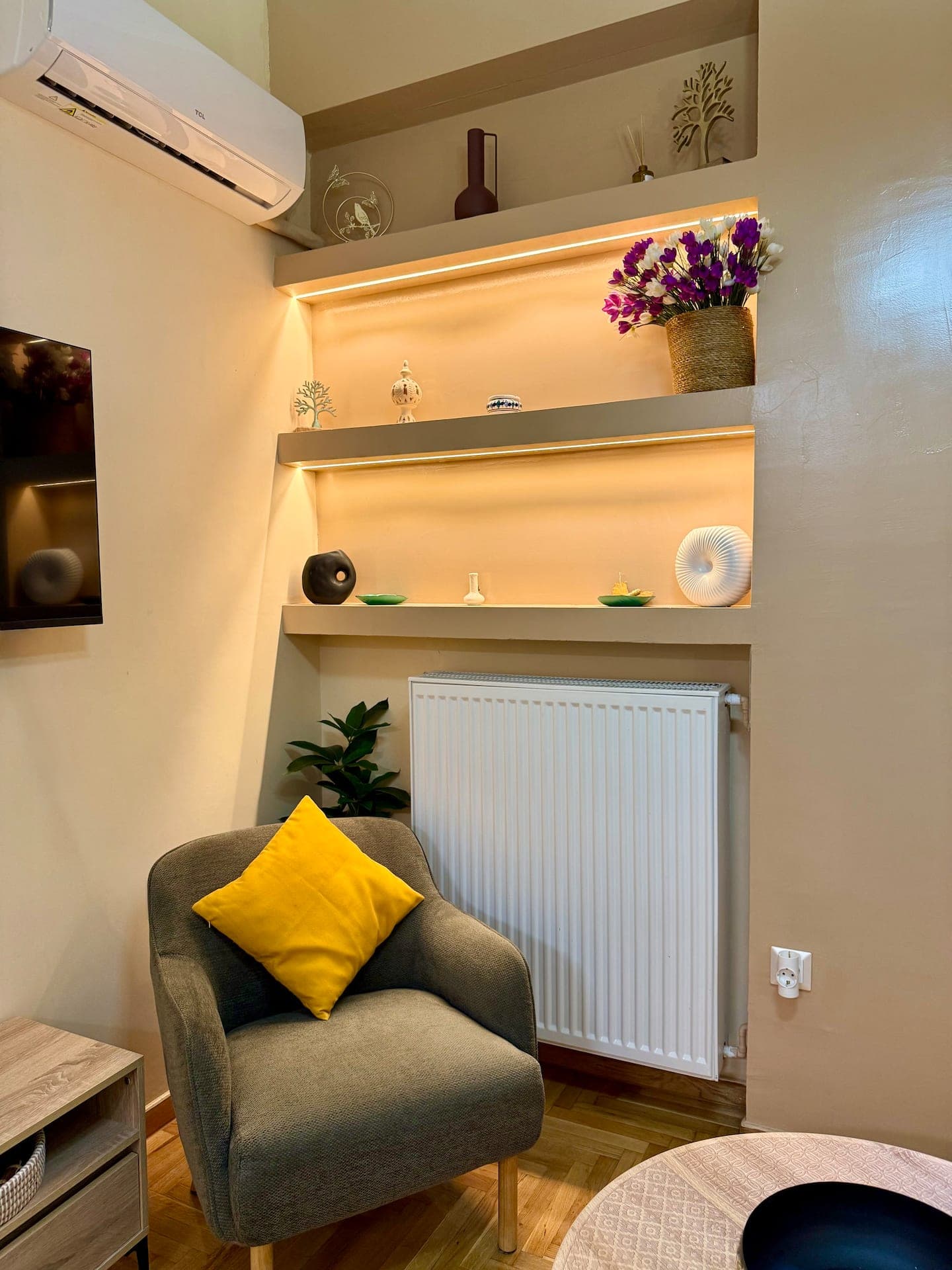 Bright Apt | Quiet | Near Metro | Fast WiFi photo 12