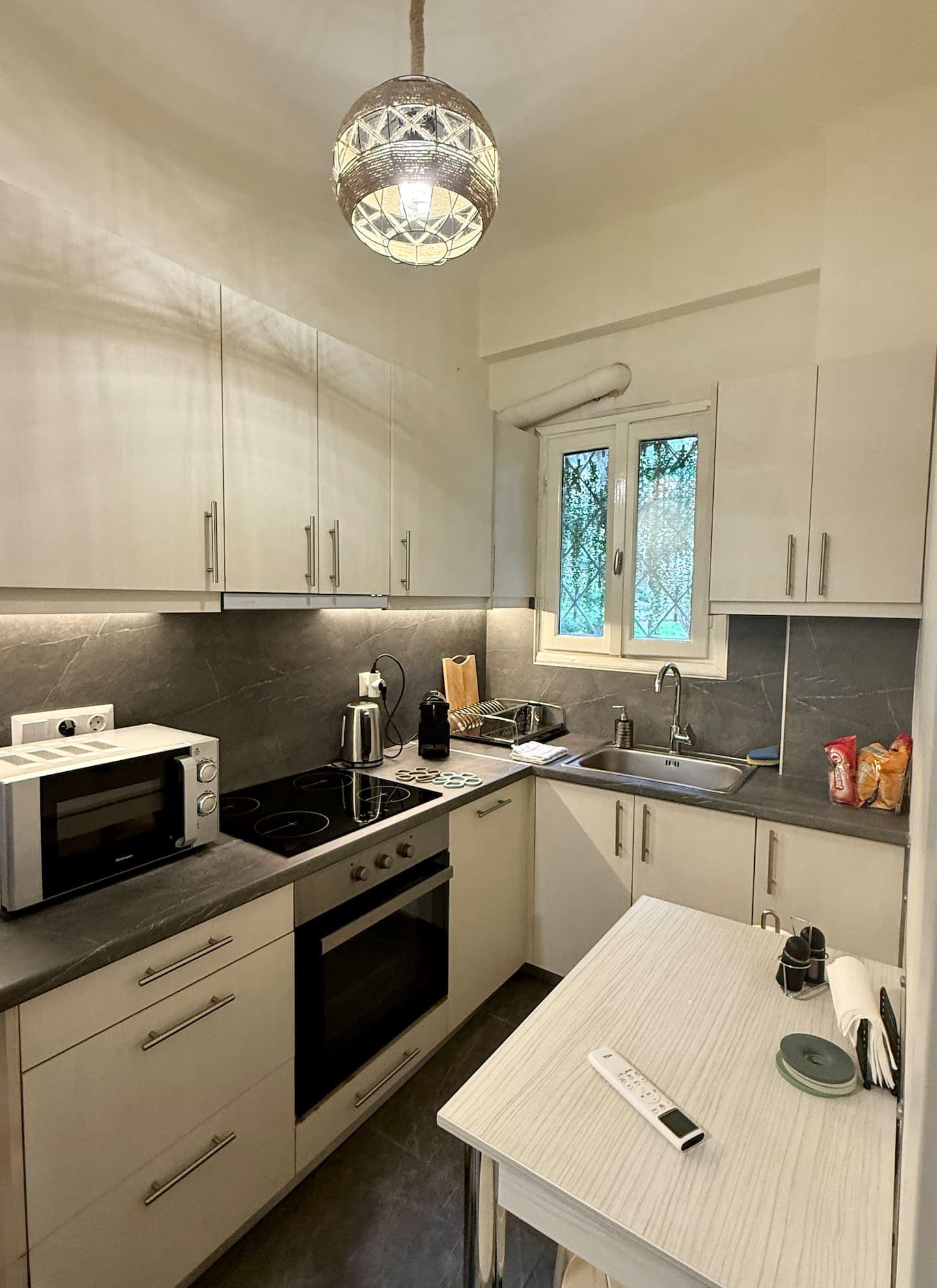 Bright Apt | Quiet | Near Metro | Fast WiFi photo 15